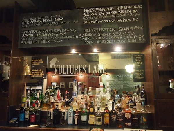 … zu noch mehr genussvollen Stadterlebnissen, wie dem Besuch des "Vulture’s Lane" Beer Pub auf der Vulcan Lane …