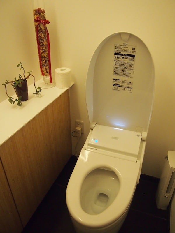 Und um das Bild heiter zu vervollständigen, gibt's jetzt noch ein klassisches "japanisches Toilettenfoto" für Euch: Die WCs spielen in diesem Land nämlich echt alle Stücke, sind durchwegs sitzbeheizt und versprühen Duft, Musik – sowie Dusche & Spülung ...! Herrlich, wirklich absolut herrlich !!!