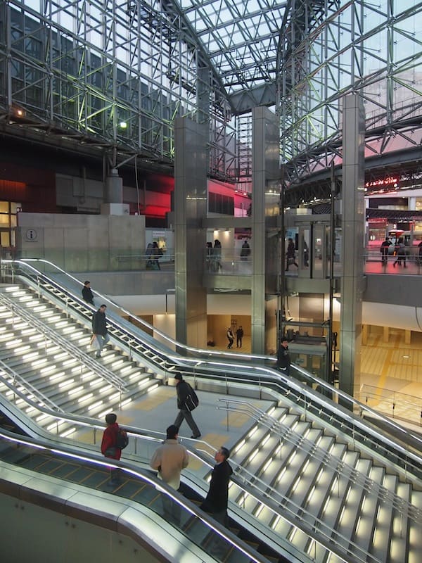 Bei meiner Ankunft am modernen Hauptbahnhof von Kanazawa erfahre ich, dass selbiger erst vor wenigen Jahren gebaut wurde, als Kanazawa dank des internationalen Kulturprogrammes zur UNESCO Creative City aufstieg.