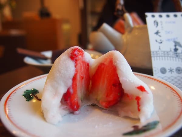 Frühstück kann in Japan jedoch auch einfach, süßen Genuss bedeuten: Hier finde ich mich in Kanazawa's historischem Altstadtbezirk wieder, einem kleinen Lokal namens Moon.Sky.Heart das süße Reisbällchen mit einer Erdbeere drinnen serviert ... köstlich – OGISHI, wie ich lerne auf Japanisch zu sagen!