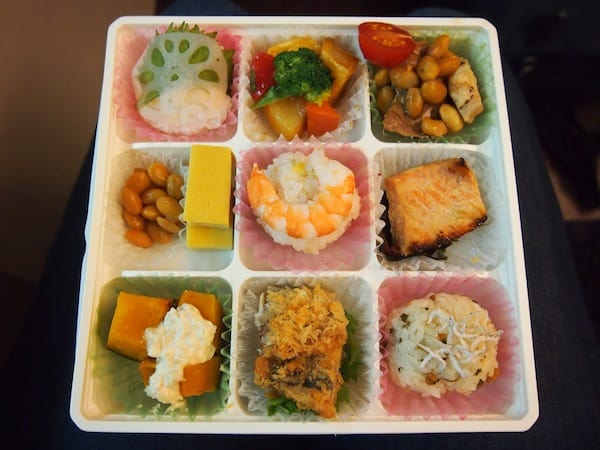 I just love Japanese food, as you will have gathered by now. Easily could live with having this type of lunch box each and every day: Flavoursome, healthy, diverse – YUM!