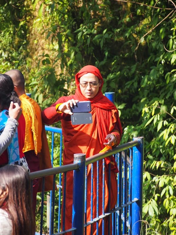 ... setting out for some local flavours & images of (ever-changing) culture in the face of modernity: Monks with selfie-inclinations.