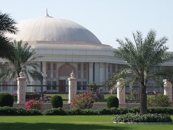 ... (and it's not the White House they walk towards, although it might appear likewise): University building in Sharjah!
