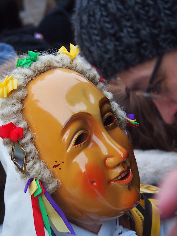 ... speaking of carnival masks: Aren't they beautiful to watch at a close-up distance?