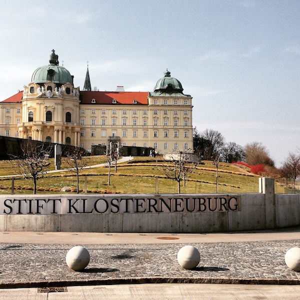 Das Stift Klosterneuburg, nur eine knappe halbe Stunde Fahrt vom Zentrum Wiens entfernt ...