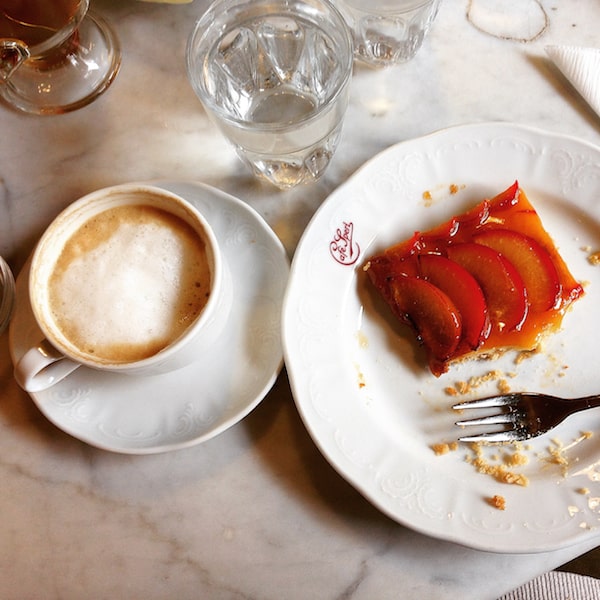 Der Zwetschkenfleck (Pflaumenkuchen) im berühmten Café Sperl ist schneller weg, als dieses Foto braucht um online zu gehen ...