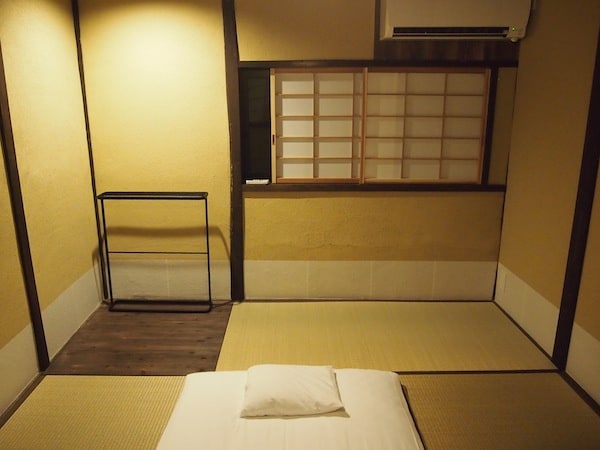 ... and a rather traditional Japanese bedroom, where sleeping on the floor is the norm ..!