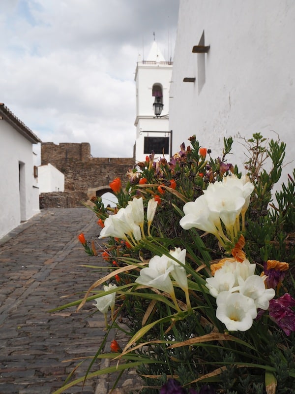 We are headed to a sweet little "Aldeia" mountain village called Monsaraz, sitting high atop a hill spur ...