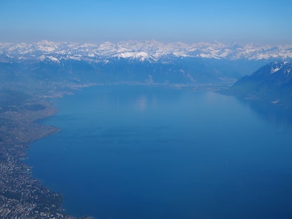 ... mit Bildern wie diesen: Landeanflug auf die Stadt Genf mit Blick bis in die Schweizer Alpen und nach Montreux, wo ich erst im Vorjahr an meiner ersten #DWCC14 Digital Wine Communications Conference teilgenommen habe ..!
