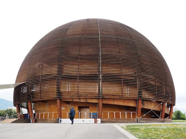 Blick auf das atomare Forschungs- bzw. Besucherzentrum CERN in Genf ...