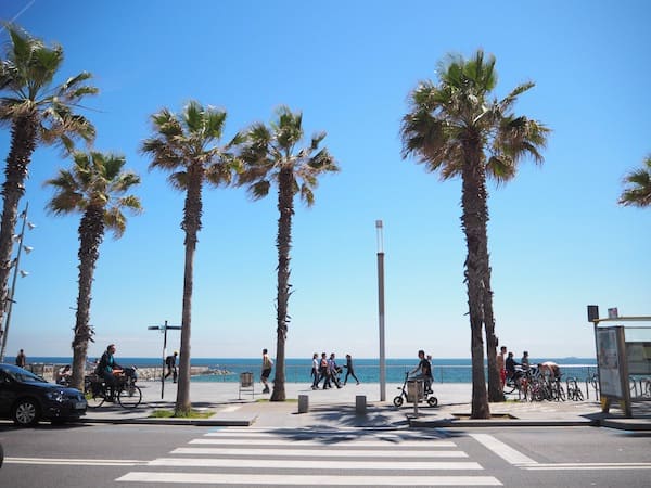 Starting my impromptu "walking tour" of Barceloneta Beach, this is the view you get coming out of the streets of this charming little "village quarter" of Barcelona city ...