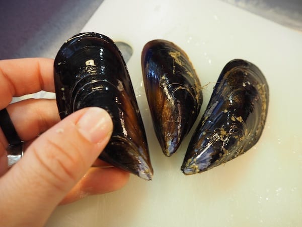 Part of my experience of learning with Barcelona Cooking is being taught how to properly clean (and prepare) those mussels for our paella ...