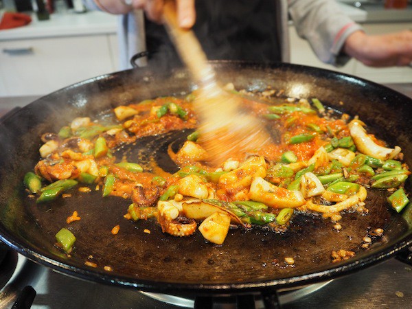 ... or all about the flavours, juices & ingredients it takes to make a GREAT paella. This reminds me of another beautiful Paella cooking class back in the days when travelling in Tarifa, Andalucia ...