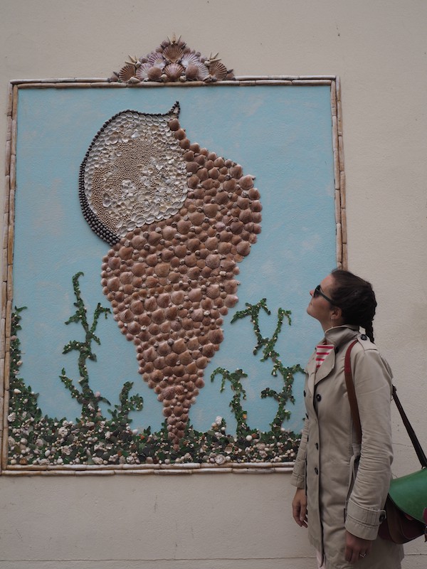 Vor allem aber haben meine Freundin Anne-Laure & mich die Straßenkunst in Les Sables d'Olonne begeistert … Einzigartige "Bauwerke" an den Mauern der Stadt!