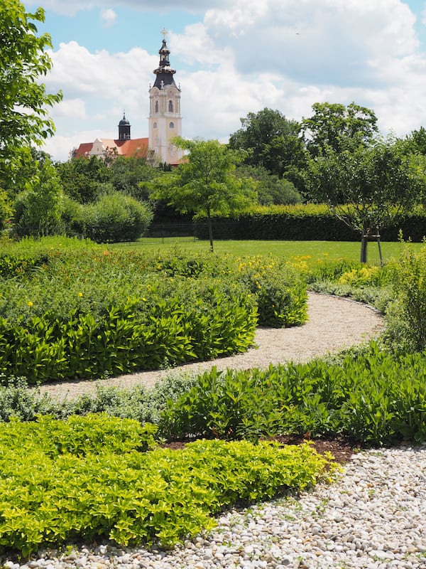 Blick auf die Natur im "Garten der Religionen" mit dem dahinter liegenden Stift Altenburg ...