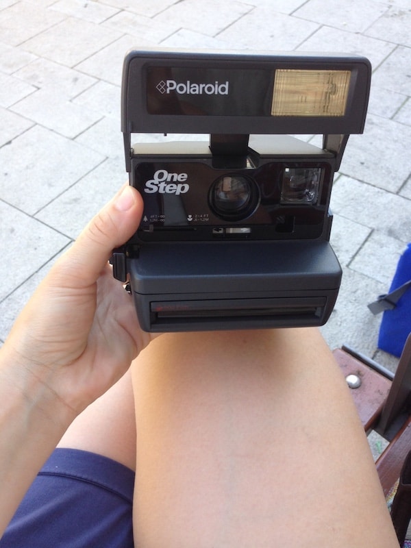So sieht's aus: Erstinspektion und Bekanntmachen mit der überraschend leichten, und sehr einfach zu bedienenden Polaroid-Kamera.