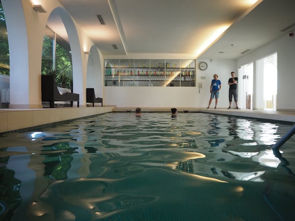 Weitere Abkühlung bietet der moderne Spa-Bereich mit Pool ...