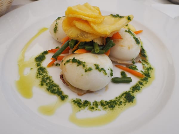Beautiful octopus dazzled with seasonal vegetables and crispy potatoes: Lunchtime in Port de la Selva just next to Llanca, on northern Cap de Creus peninsula.