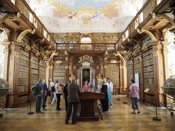 … gespiegelt vom Glanz der ewig schönen und mittlerweile weltberühmten Stiftsbibliothek von Melk.