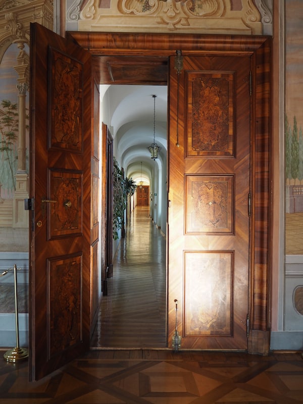 Nicht nur Fenster, auch Türen stehen weit geöffnet im Klösterreich von Niederösterreich: Auf dem Weg zu unseren Gästezimmern im Stift Zwettl