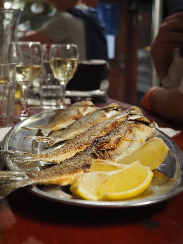 … frisch und köstlich zubereitet wird: Mahlzeit auf einem sich wiegenden Boot im Hafen von Piran!