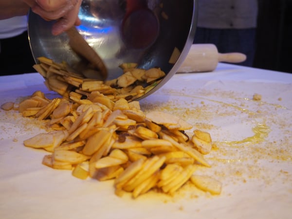 Vor Jahren noch haben wir gemeinsam an der Fachhochschule in Krems Tourismus studiert, jetzt bringt uns das Leben beim Apfelstrudel-Backen wieder zusammen ...