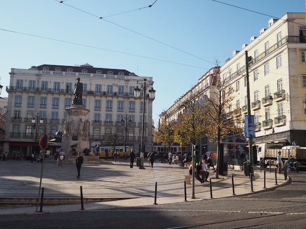 Die Aussicht (und Lage) des Lisbon Poets Hostel ist einfach fantastisch, mitten am Platz & U-Bahn-Station "Baixa-Chiado" im Zentrum von Lissabon gelegen.