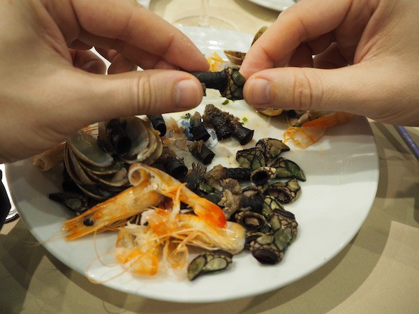 ... how to handle these rather odd-looking (but deliciously tasting) "percebes" seafood?!