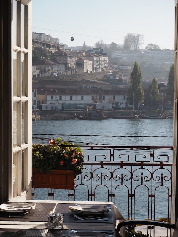 "FishFixe", located in the very heart of Porto, goes on to offer us excellent views of the river Douro ...