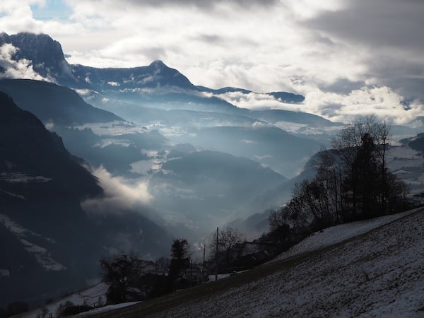 Der Blick auf die nebelverhangenen Dolomiten vom Oberpalwitterhof in Südtirol ...
