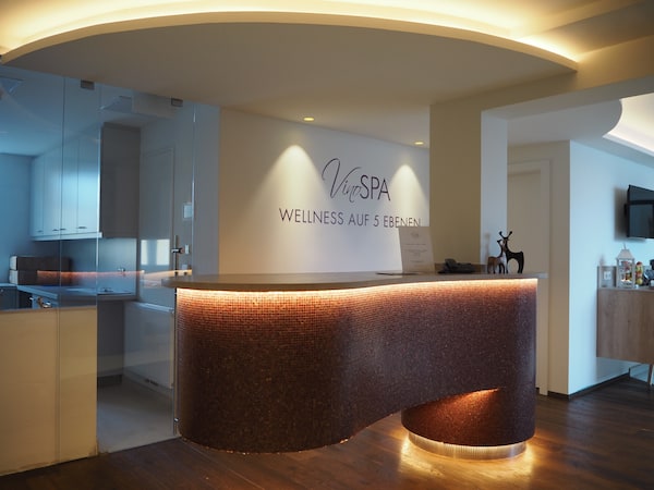 Morgenstund hat Gold im Mund: Blick auf den Empfangsbereich des neuen VinoSpa im Hotel Althof Retz ...
