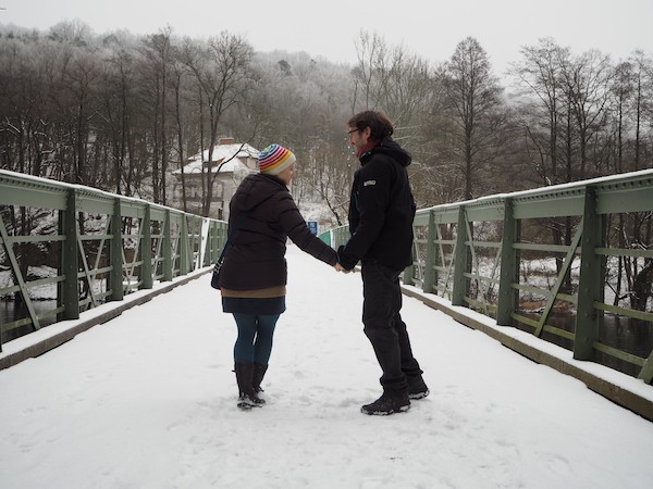 … sowie danieder über die Brücke nach Tschechien: In Einheit wagen auch wir den Weg in der Eiseskälte an diesem Januarmorgen.