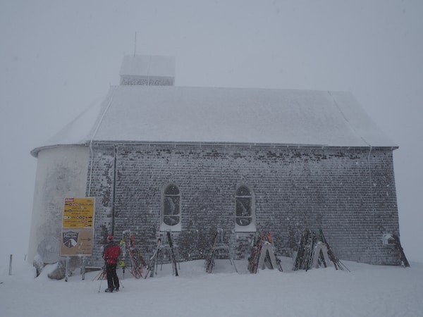 Sogar eine verschneite Kirche (!) habe wir ganz oben am Berg gefunden!