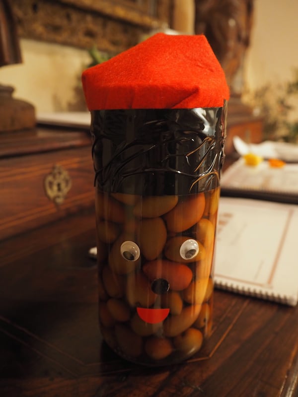 … which, of course, are also dressed up in the Catalan style: An olive pot covered by a typical "Barret" hat!