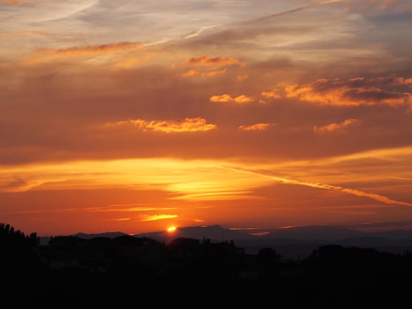 As well as the magic sunsets #InCostaBrava over the Pyrenees here ...
