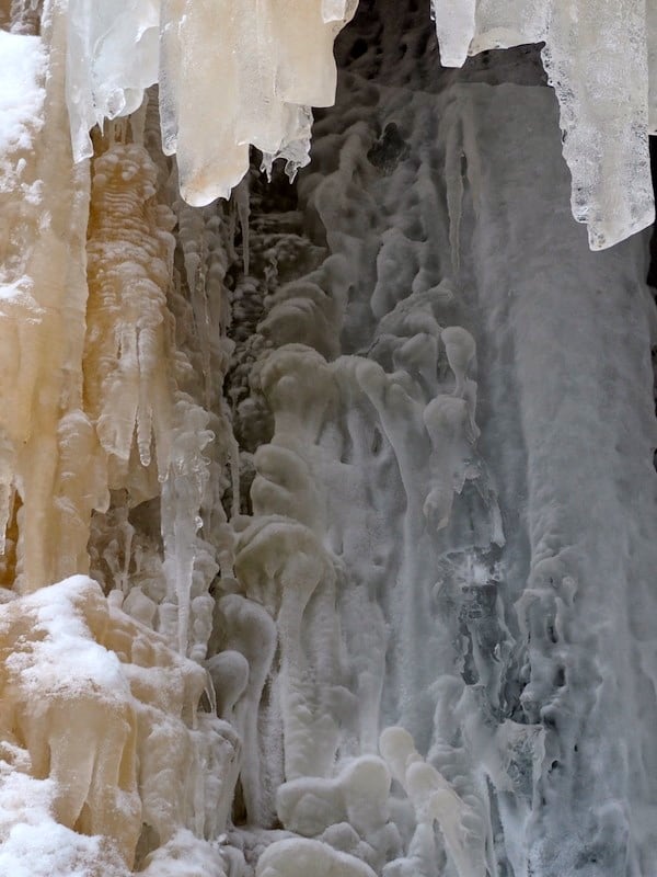 Eisskulpturen sondergleichen bietet der spektakulär gefrorenen Wasserfall im Korouoma Nationalpark.