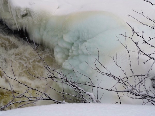 Brückenbau zu Lappland: Im tiefsten Winter erstarrt gar der Atem des Flusses zu den wohl seltsamsten Eisskulpturen!