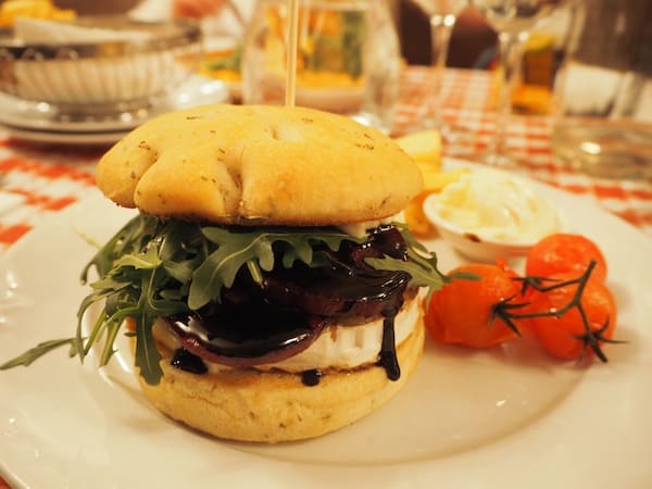 ... sowie darüber hinaus das zentral gelegene Restaurant "La Famiglia": Der Beetroot Burger mit Ziegenkäse ist einfach sagenhaft ..!
