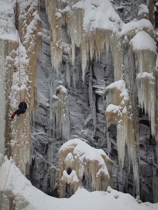 … und dem Extrem eines mächtigen, gefrorenen Wasserfalls wandern.