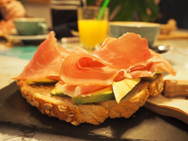 … sowie dem wirklich empfehlenswerten Frühstücks-Brunch im Café Cosmo C/Enric Granados.