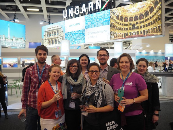 Auf der Messe selbst muss dann auch Platz für dieses Gruppenfoto sein: "Nur Österreicher, bitte" - Unser Reiseblogger-Dream-Team aus der Heimat!