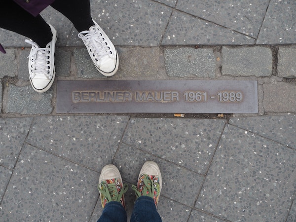 … auf dass uns das Leben nicht trennt, sondern eint: Blick auf den ehemaligen Verlauf der Berliner Mauer am Potsdamer Platz.