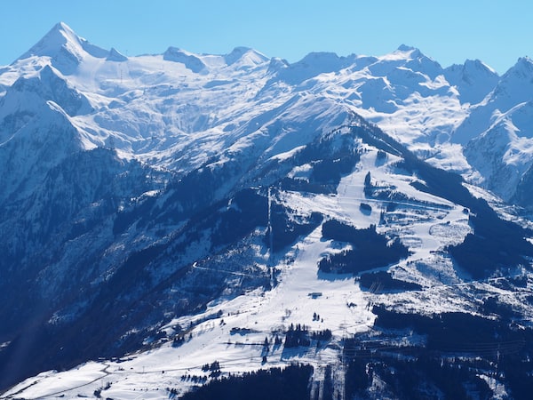 … was für ein Glück wir haben: Blick auf das Skigebiet Kitzsteinhorn von der Genusshütte Areitalm in Zell am See aus.