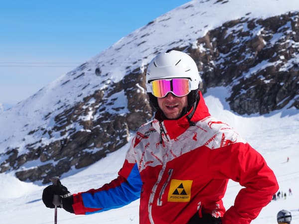 … sowie Skischulleiter Helmut Schneider, unser Begleiter während dieser Traumtage, stets gut im Blick.!