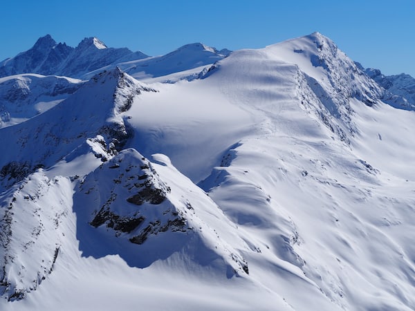 Von 3.000 Meter Seehöhe blicken wir hier auf das allerhöchste Bergmassiv der österreichischen Alpen, den Großglockner mit 3.798 Metern Seehöhe.