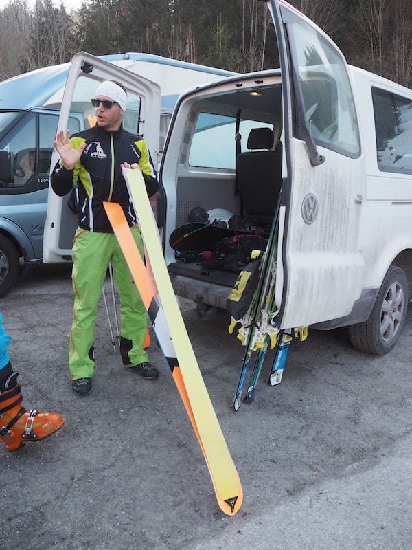 Vor Ort legt Helmut Schneider unseren Touren-Ski ...