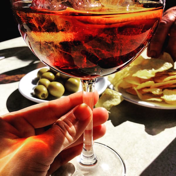 Dort wie da (hier zum Beispiel am See von Banyoles, unweit der Stadt Girona entfernt) lohnt es sich, ein Glas köstlichen Vermut-Aperitifs zu trinken.