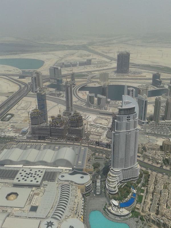 Blick auf das diesige Dubai vom höchsten Gebäude der Welt aus.