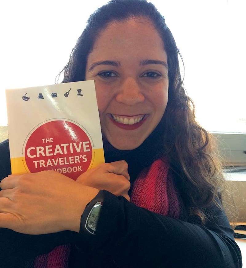 Marina Simião drückt ihre persönliche, handsignierte Ausgabe meines Buches, "The Creative Traveler's Handbook", in Madrid ganz fest an sich!