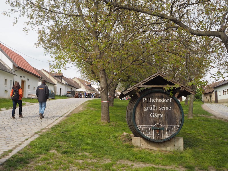 Willkommen in der Pillichsdorfer Kellergasse, dem Nachbarort zu Wolkersdorf ...